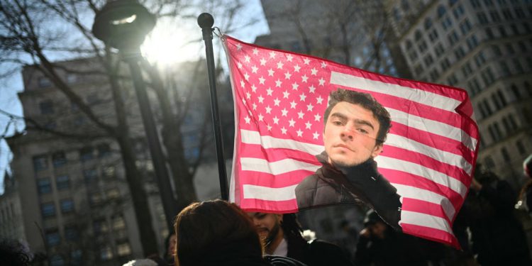 ‘Mislim da je ono što se dogodilo bilo neizbježno’: Tehni navijači Luigi Mangione ispunjavaju ulice NYC -a kako bi razveselili ubojicu