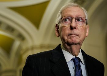 Mitch McConnell, 82, dva puta je pao u senatskoj komori, povećavajući zabrinutost zbog njegove sposobnosti da služi: Izvještaj