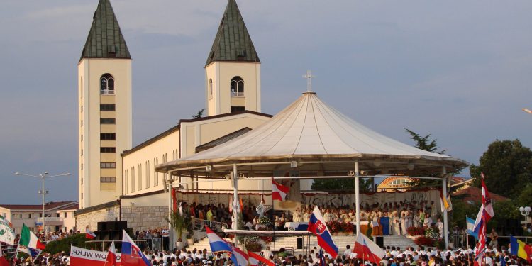 Mladić iz Irske proputovao svijet pa došao u Međugorje: ‘Nigdje ovo nisam vidio’