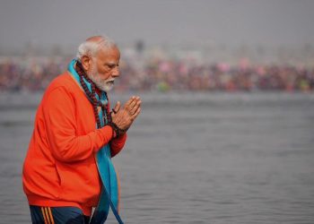 Modi uzima “sveti ud” na velikom religioznom okupljanju (video) – RT India