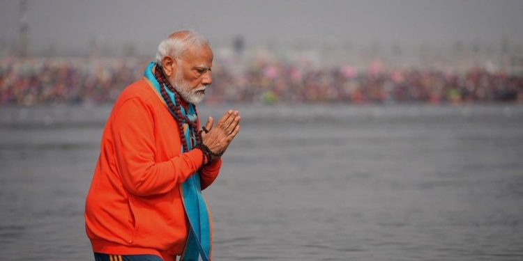 Modi uzima “sveti ud” na velikom religioznom okupljanju (video) – RT India