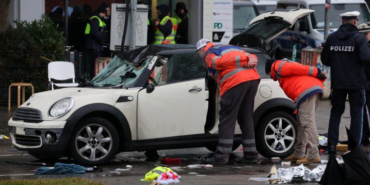 Münchenski napad na automobil Posljednje: Istraživanje terorističke policije nakon desetaka ozlijeđenih i uhićenih afganistanskih tražitelja azila