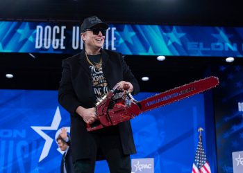 Musk kaže da je njegov ‘um oluja’ i valova Chainsawon pozornica u bizarnom izgledu CPAC -a