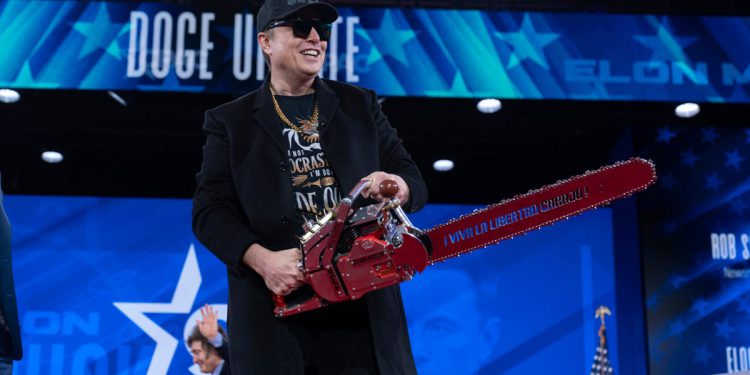 Musk kaže da je njegov ‘um oluja’ i valova Chainsawon pozornica u bizarnom izgledu CPAC -a