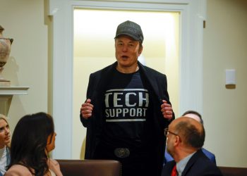 Musk tvrdi da su napori u prevenciji ebole USAID -a ponovno pokrenuli nakon smanjenja doge -a. Službenici se ne slažu