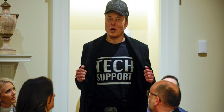 Musk tvrdi da su napori u prevenciji ebole USAID -a ponovno pokrenuli nakon smanjenja doge -a. Službenici se ne slažu