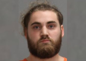 Muž zove 911 trenutaka nakon što je 15 puta upucao svoju ženu preko njezine navodne afere, kažu policajci