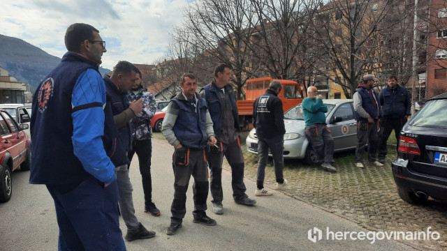 NEISPLAĆENE PLAĆE I DOPRINOSI Zaposlenici JP Radnik prekinuli rad na sat vremena