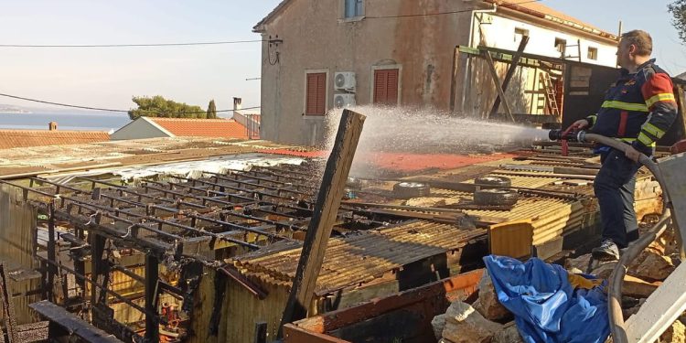 Na Dugom otoku jučer je planula garaža. Uslijedila je brza i uspješna reakcija vatrogasaca!