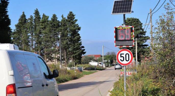 Na Ugljanu prvo propucali pa ukrali pokazivač brzine