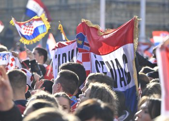 Na dočeku rukometaša osvanuli neobični transparenti: Spominju Tuđmana i Kolindu