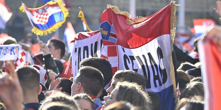 Na dočeku rukometaša osvanuli neobični transparenti: Spominju Tuđmana i Kolindu