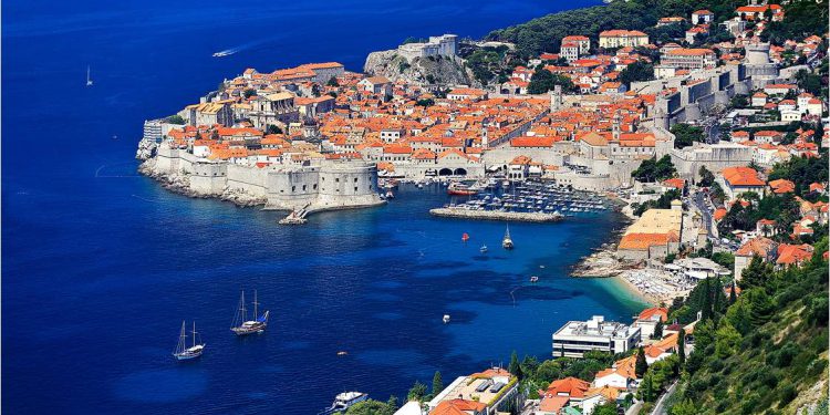 Na društvenim mrežama širi se video skoka s dubrovačkih zidina koji ledi krv u žilama