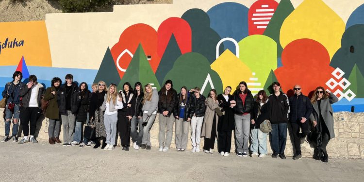 Na zidu kultne splitske plaže osvanuo mural koji se izrađivao četiri mjeseca. Napravili su ga učenici