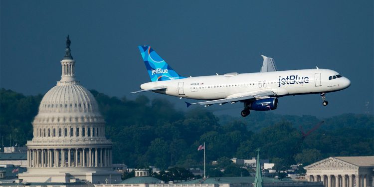 Nacionalna zračna luka Reagan godinama smeta zakonodavcima, ali brzi pristup moći zaustavio je promjene