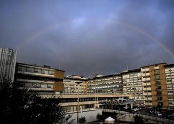 Nad Papinom bolnicom pojavio se znak na nebu: Znate li što znači duga u Bibliji?