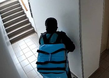 Nadzorna kamera snimila dostavljača koji urinira u zadarskoj zgradi