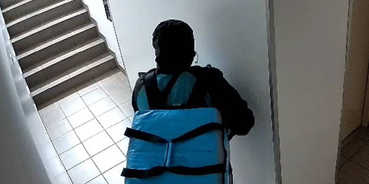 Nadzorna kamera snimila dostavljača koji urinira u zadarskoj zgradi