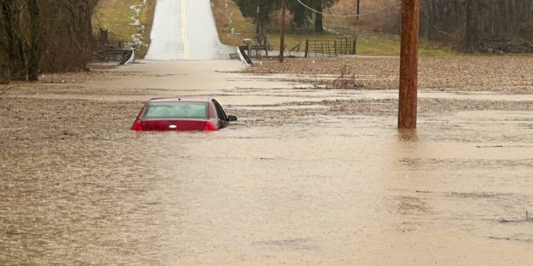 Najmanje 9 mrtvih i milijuni pod poplavnim stražarima dok oluje udaraju na istočnoj obali