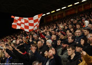 Navijači Sheffield Uniteda pojačavaju rousing izvedbu klupske himne ‘Greay Chip Butty’ uoči njihovog ogromnog sukoba prvenstva protiv Leedsa