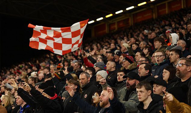 Navijači Sheffield Uniteda pojačavaju rousing izvedbu klupske himne ‘Greay Chip Butty’ uoči njihovog ogromnog sukoba prvenstva protiv Leedsa
