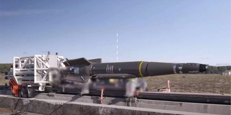 Neobičan prizor: Zračnu bombu tešku tonu ‘lansirali’ s tračnica