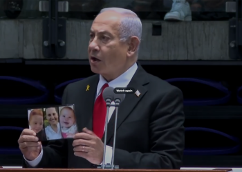Netanyahu prikazuje fotografiju obitelji Bibas na maturi izraelskog borbenog časnika