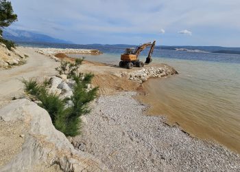 “Netko vas debelo laže!” – Kako je moguće da Grad Omiš ‘ne zna’ da mu bageri koje je angažirao uništavaju podmorje nasipanjem zabranjene zemlje?