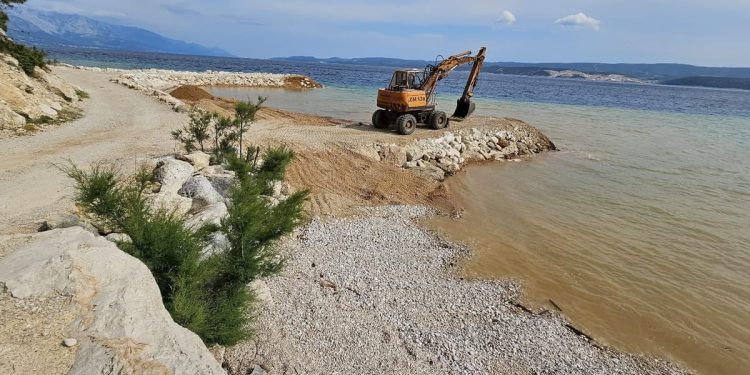 “Netko vas debelo laže!” – Kako je moguće da Grad Omiš ‘ne zna’ da mu bageri koje je angažirao uništavaju podmorje nasipanjem zabranjene zemlje?