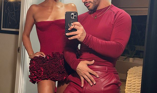 Novopetka Maura Higgins zaviruje u haljinu bez naramenica dok ona udara u grad za Valentinovo s prijateljima nakon što se razdvojila od Petea Wicks-a