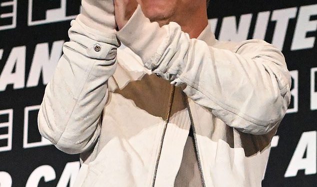 Obožavatelji ‘Fury kao Jude Law naplaćuju 150 funti za’ ne-dodir ‘selfije tijekom’ nespretnog ‘pojavljivanja na Floridi