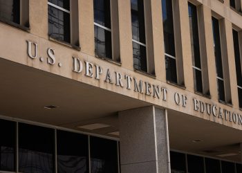 Odjel za obrazovanje upozorava da javne škole moraju ukloniti politike DEI ili izgubiti savezno financiranje