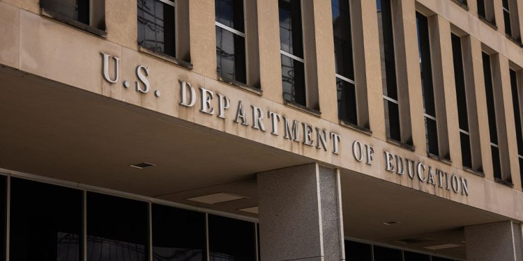 Odjel za obrazovanje upozorava da javne škole moraju ukloniti politike DEI ili izgubiti savezno financiranje