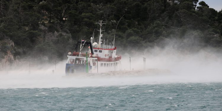 Opasno vrijeme naglo se nadvilo nad Hrvatsku: Proglašen crveni meteoalarm