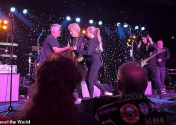 Orlovi gitarist Don Felder (77) trpi šok medicinsku hitnu pomoć na pozornici