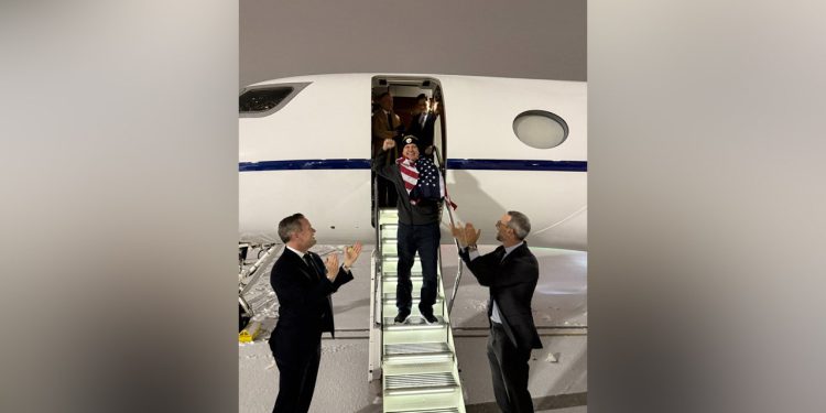 Oslobođen američki talac Marc Fogel sleti u SAD nakon zamjene zarobljenika s Rusijom