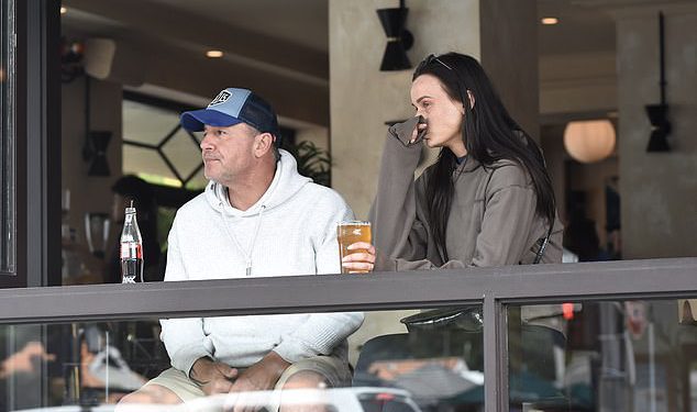 Oženjen na prvom mjestu Sierah Swepstone se raspada u suzama u Sydney Pubu dok je s Tonyjom Mojanovski pokucala piv