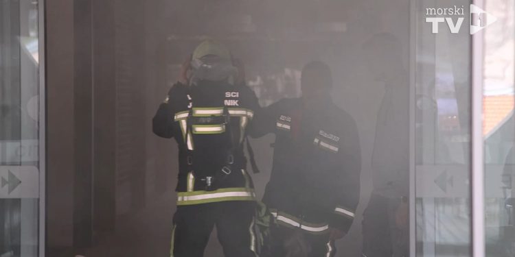 POŽAR U ŠIBENSKOJ ROBNOJ KUĆI Zbog gustog dima zgrada evakuirana!