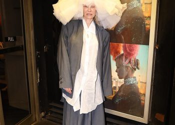 Pamela Anderson okreće glave u dramatičnom šeširu od tila dok pohađa posljednju show djevojku Q&A u Londonu