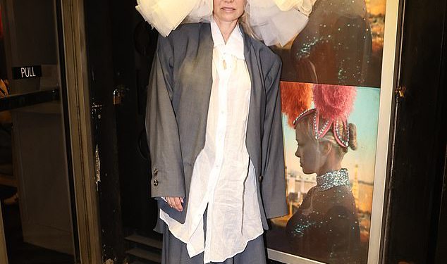 Pamela Anderson okreće glave u dramatičnom šeširu od tila dok pohađa posljednju show djevojku Q&A u Londonu