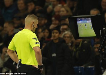 Panel sudaca donio je šok presudu o kontroverznoj odluci Davida Brooks -a nakon što Bournemouth Star nije vidio crveno zbog povlačenja kose Marca Cucurella