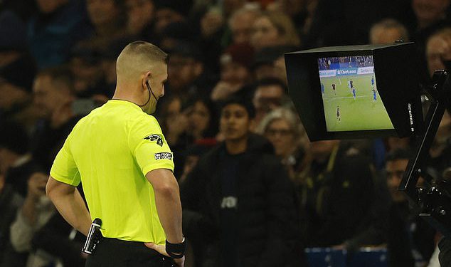 Panel sudaca donio je šok presudu o kontroverznoj odluci Davida Brooks -a nakon što Bournemouth Star nije vidio crveno zbog povlačenja kose Marca Cucurella