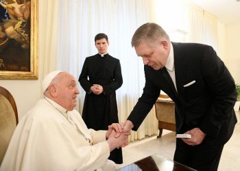 Papa Franjo hospitaliziran s bronhitisom, kaže Vatikan