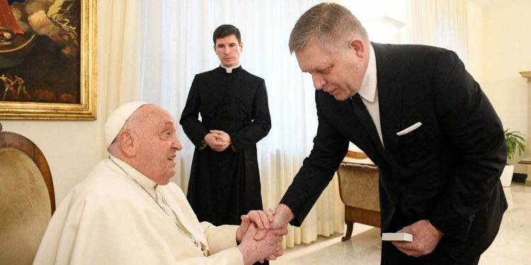 Papa Franjo hospitaliziran s bronhitisom, kaže Vatikan