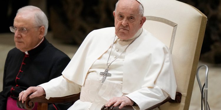 Papa Franjo ostat će u bolnici, kaže Vatikan