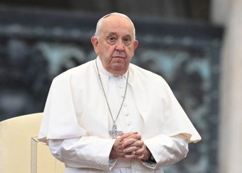 Papa Franjo ‘papa Franjo’ nije izvan opasnosti i ostat će u bolnici, kažu da liječnici upozoravaju da nije “izvan opasnosti”