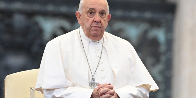 Papa Franjo ‘papa Franjo’ nije izvan opasnosti i ostat će u bolnici, kažu da liječnici upozoravaju da nije “izvan opasnosti”