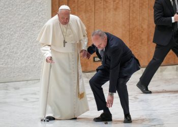 Papa Franjo se spotakne dok njegov štap za hodanje pukne na vatikanu publiku