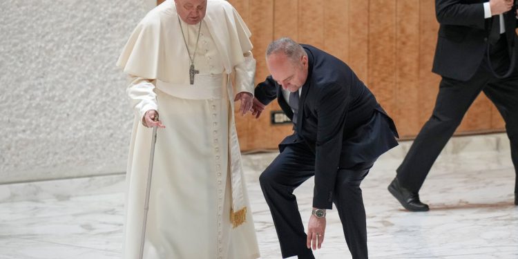 Papa Franjo se spotakne dok njegov štap za hodanje pukne na vatikanu publiku