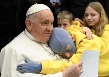 Papa grli dječaka opečenog u ratu, slika obilazi svijet: Hvala maleni za svjedočanstvo